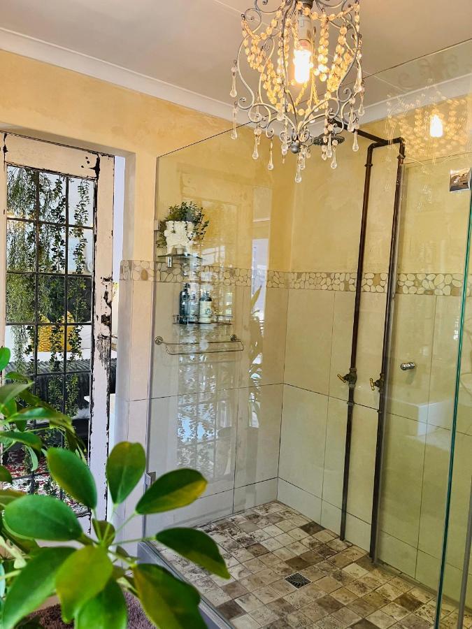 Art-Inspired Bedroom Close To Cbd Mossel Bay Exterior photo