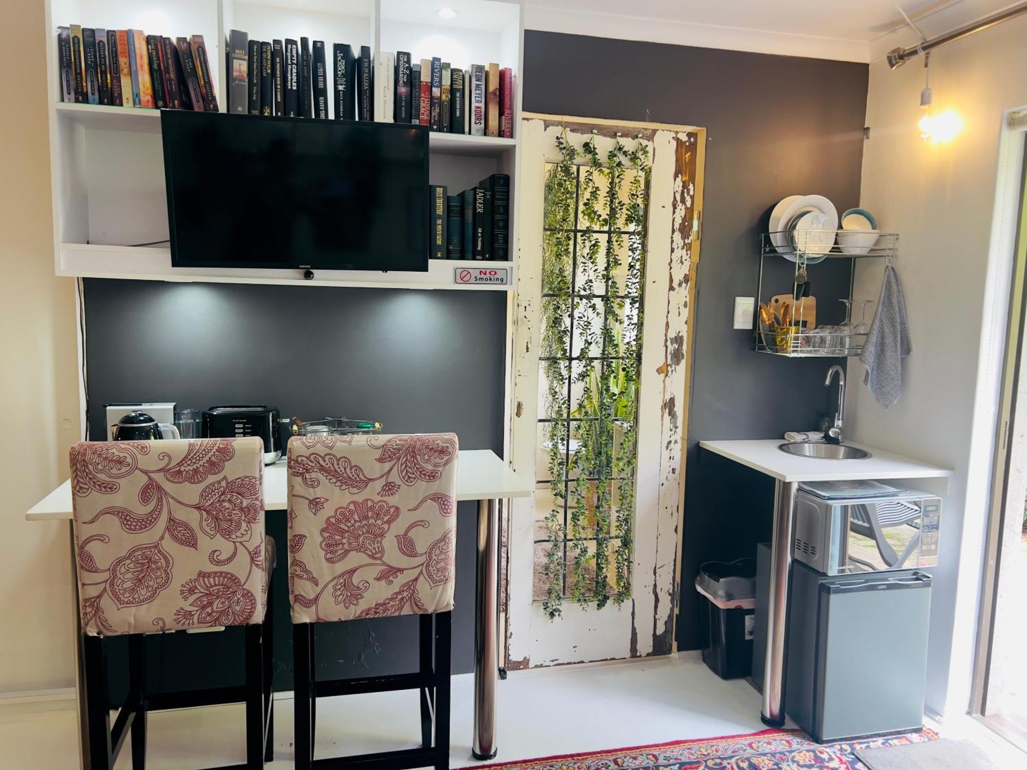 Art-Inspired Bedroom Close To Cbd Mossel Bay Exterior photo
